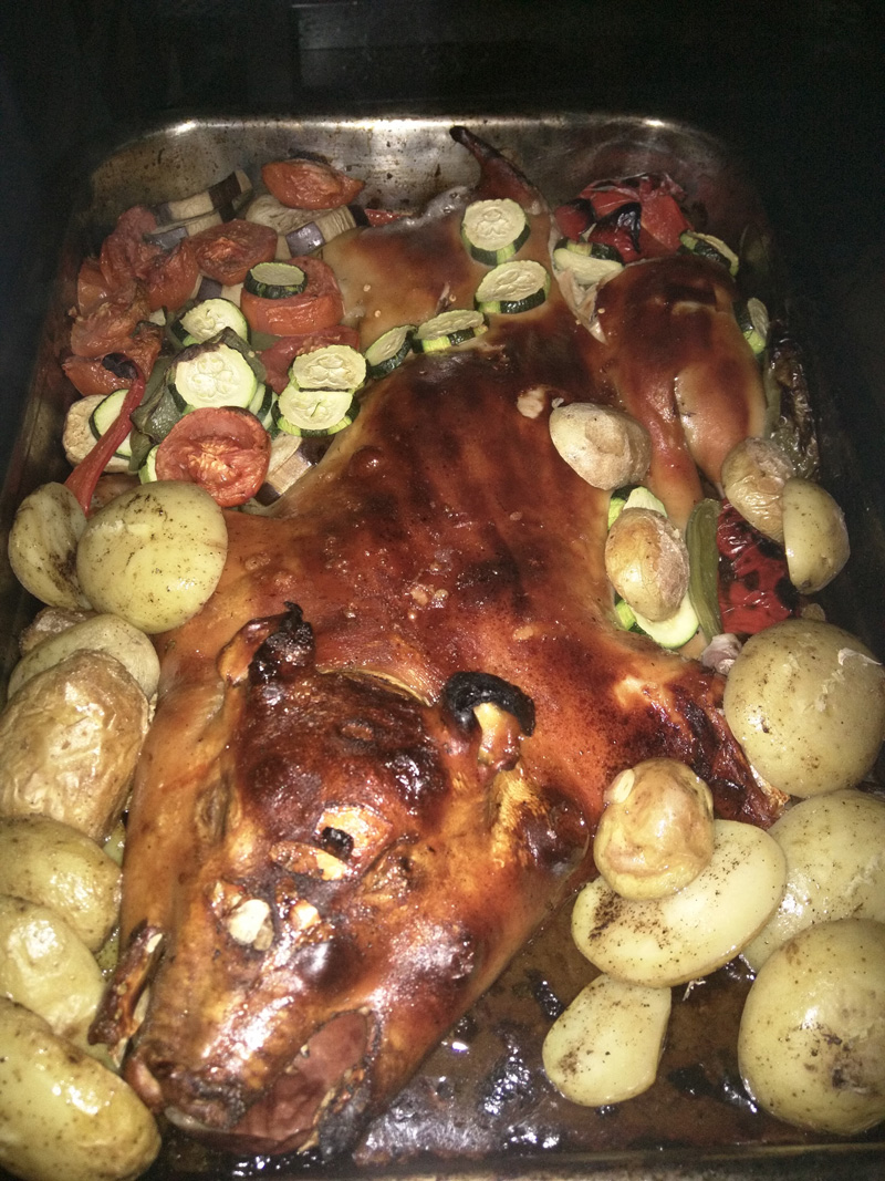 Asado con patatas y verduras en bandeja