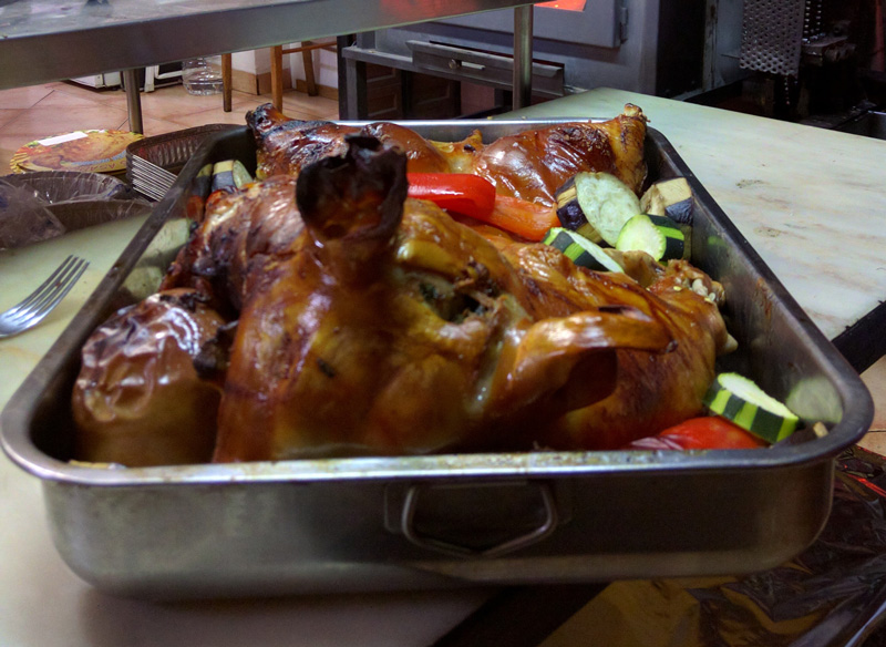 Cochinillo recién asado en bandeja