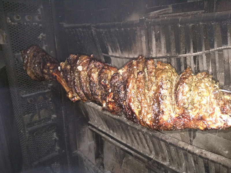 Pollos asándose en el horno de leña