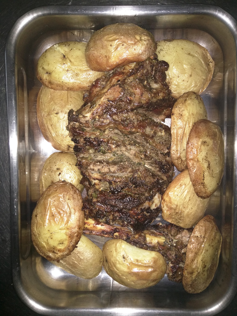 Carne asada con patatas al horno