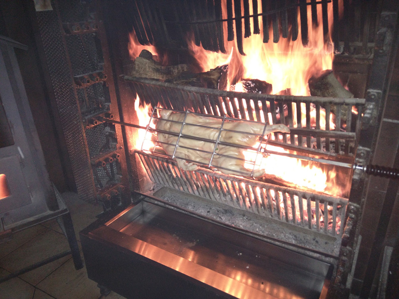 Fuego de leña en el horno del asador