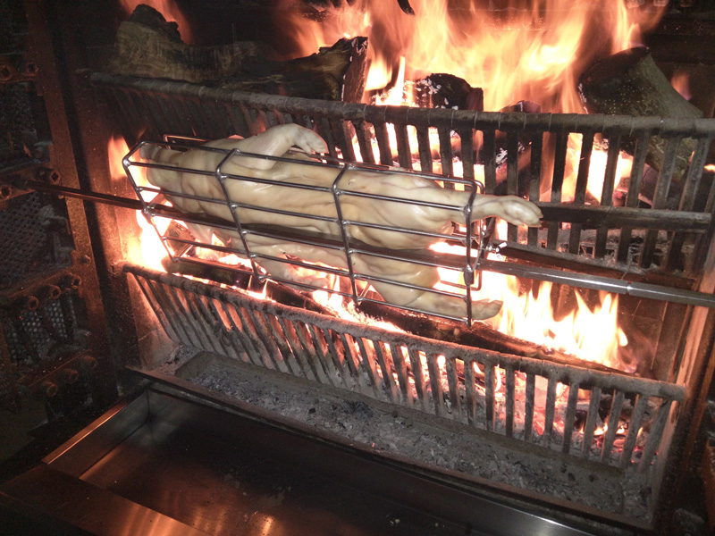 Asados cocinándose junto al fuego