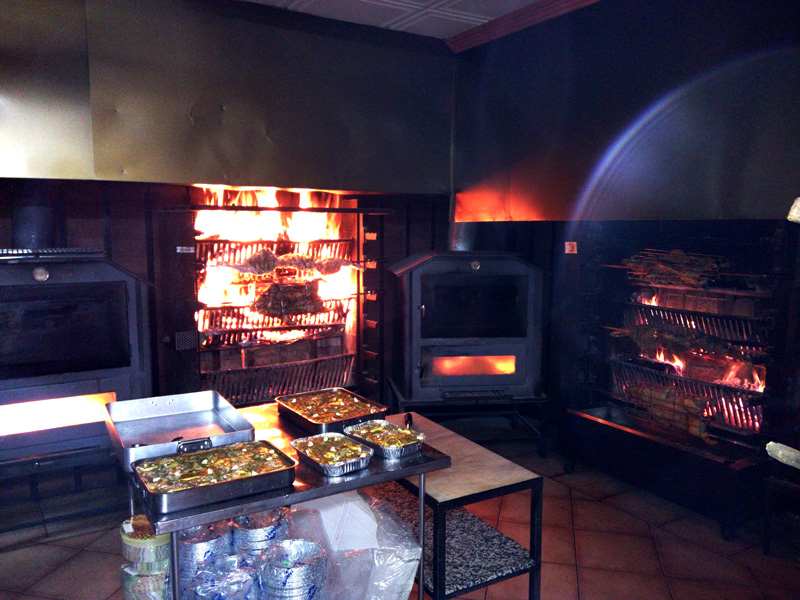 Vista del asador con el horno encendido