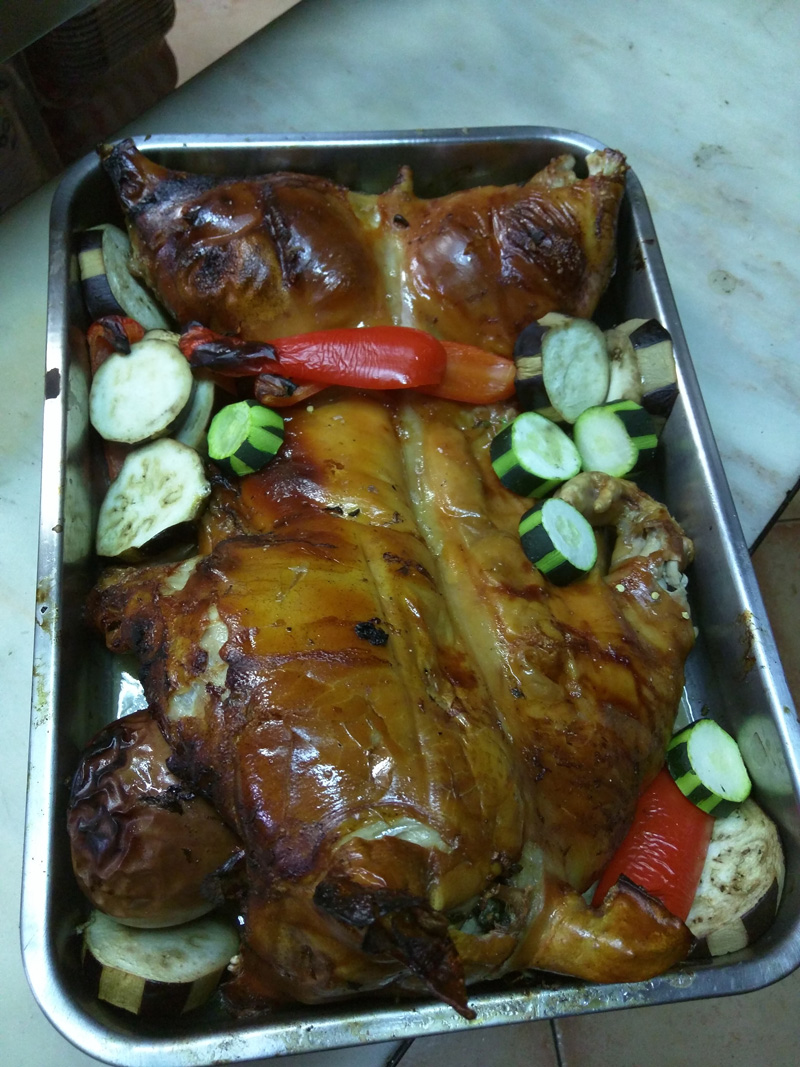 Cochinillo asado con guarnición