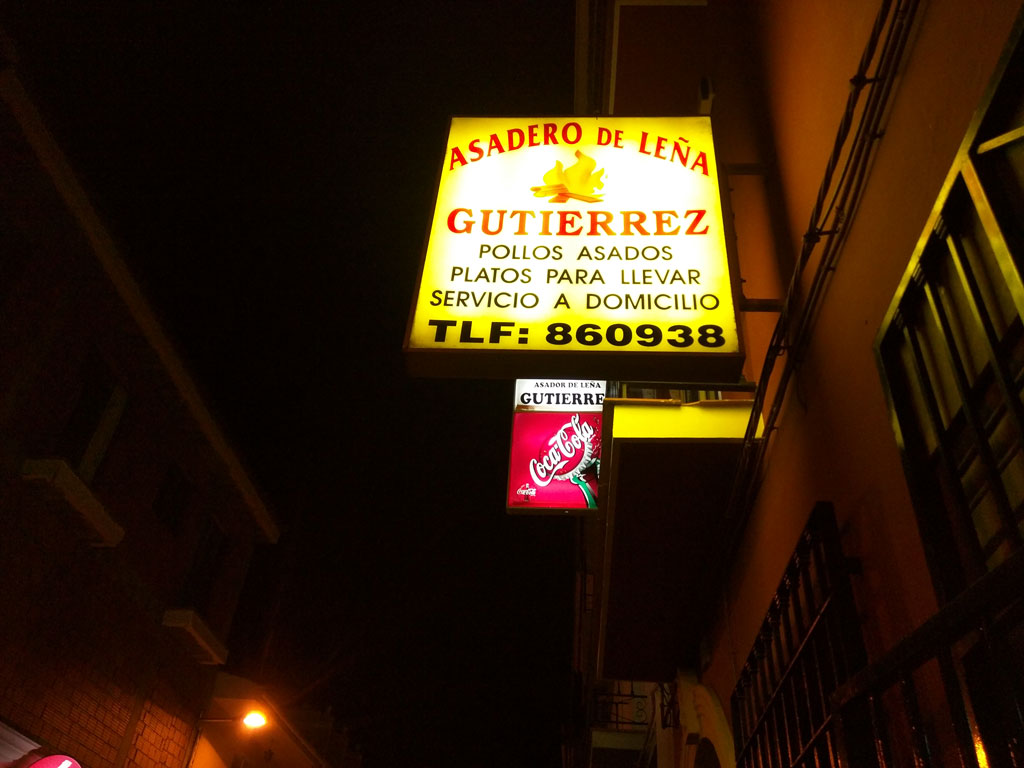 Rótulo del Asador Gutiérrez por la noche