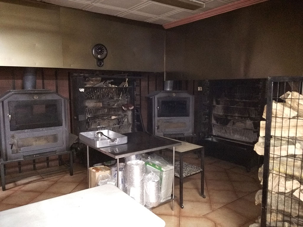 Interior del asador y hornos de leña